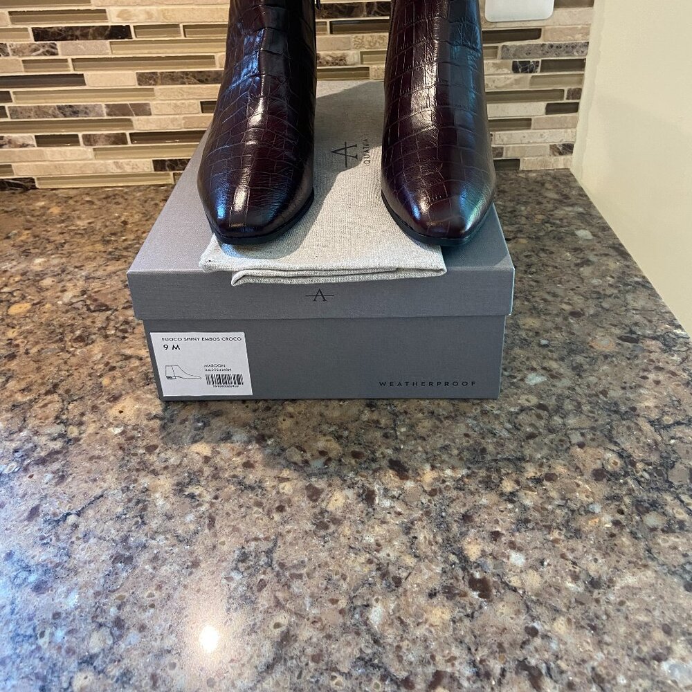Aquatalia Fuoco Shiny Embossed Croc Maroon Sz 9 US NIB